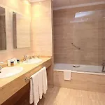 מלון Adonis Capital 2*