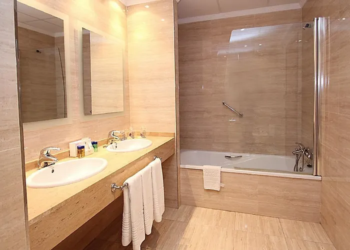 Hotel Adonis Capital 2*